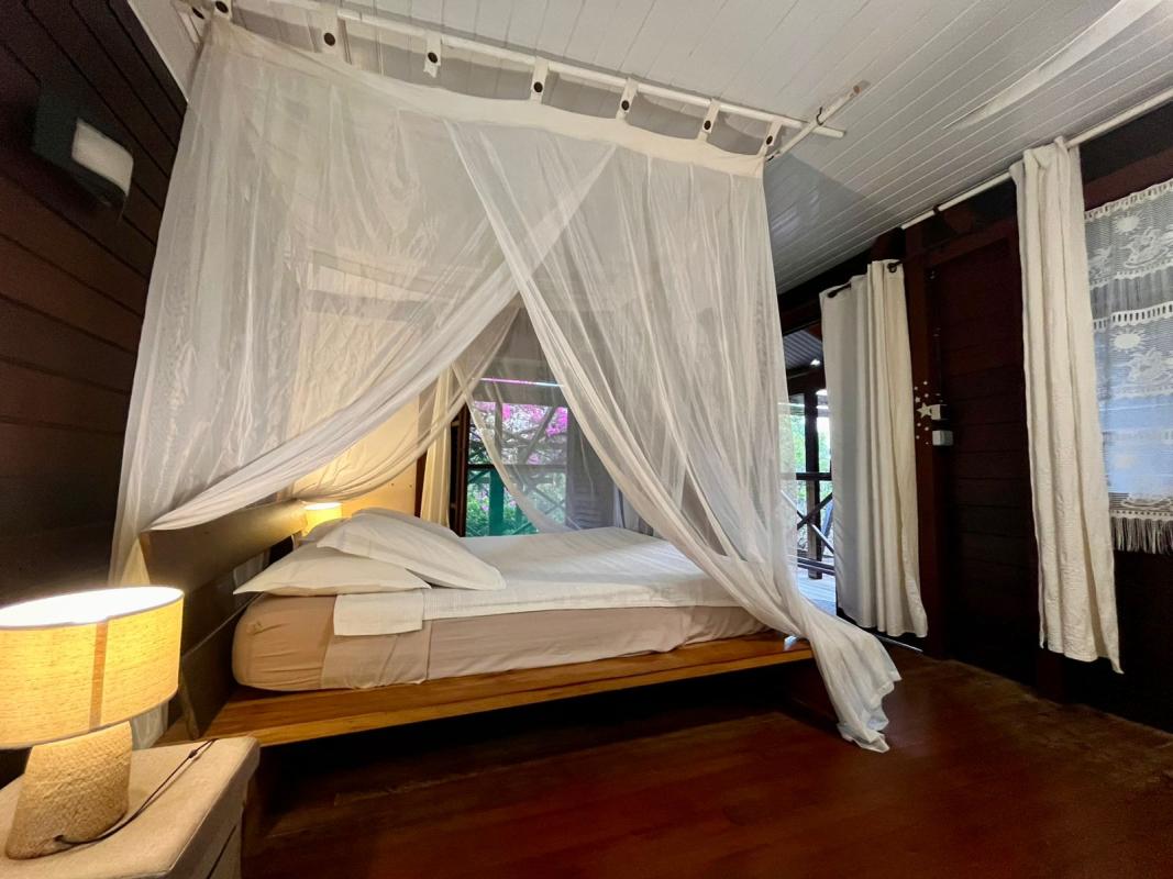 villa-avec-jacuzzi-vue-mer-tartane-caravelle - chambre baldaquin